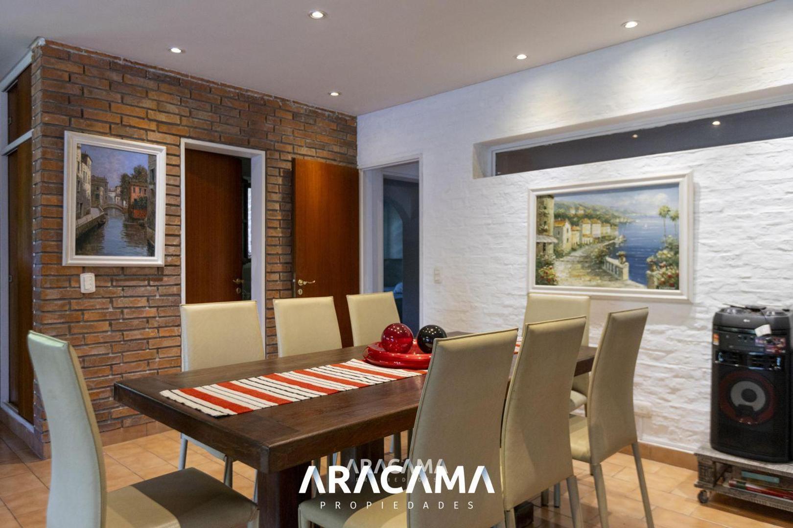Casa en Venta con 2 cocheras