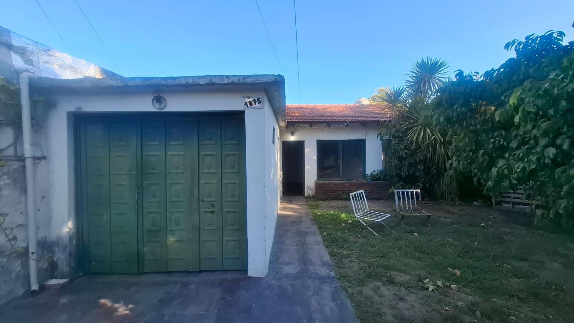 CASA DE 4 AMBIENTES , CON JARDIN