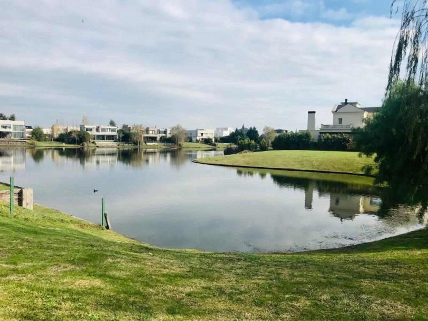 Lote al Agua en Venta  Los Alisos Nordelta