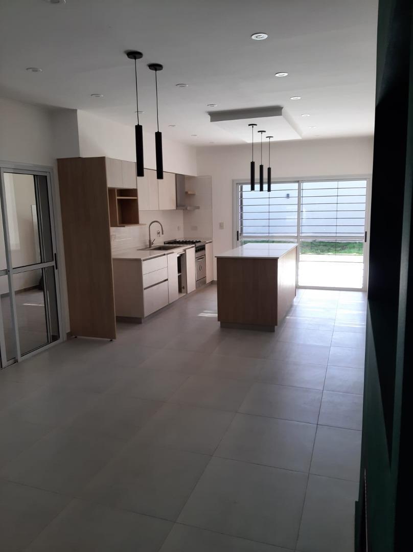 Casa 3 ambientes con 2 baños