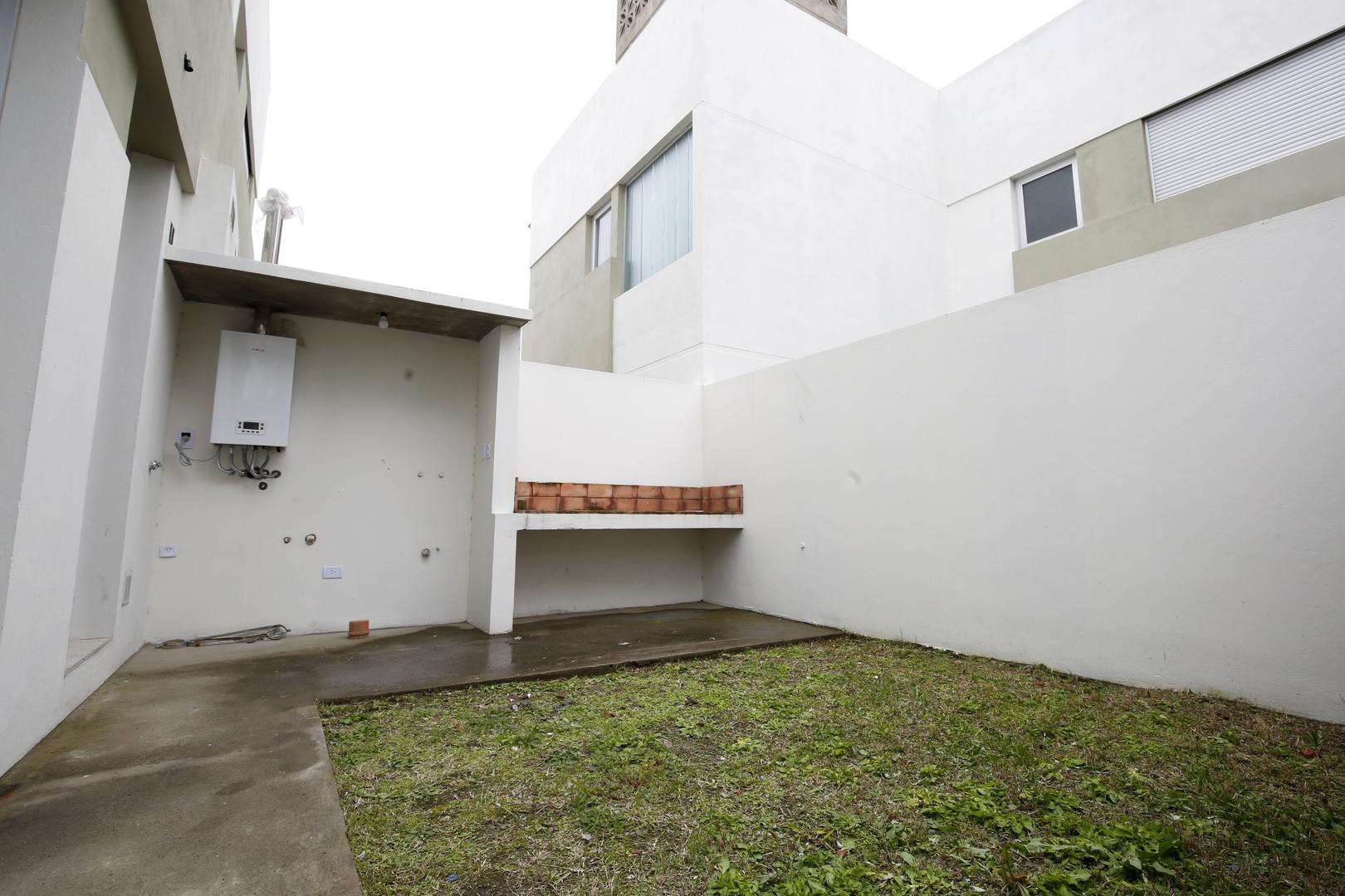 CASA DUPLEX EN VENTA EN LA PLATA A ESTRENAR DE 2 DORMITORIOS Y COCHERA
