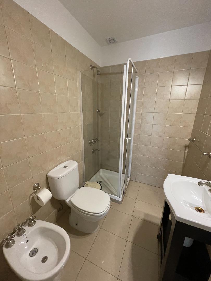 Casa en Alquiler con 3 cocheras