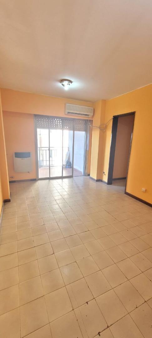 Departamento en venta sobre avenida, zona UNER