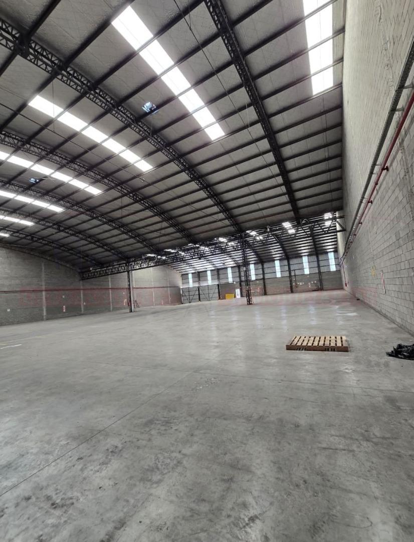 NAVE INDUSTRIAL DE 2400 M² EN PARQUE INDUSTRIAL DE HAEDO