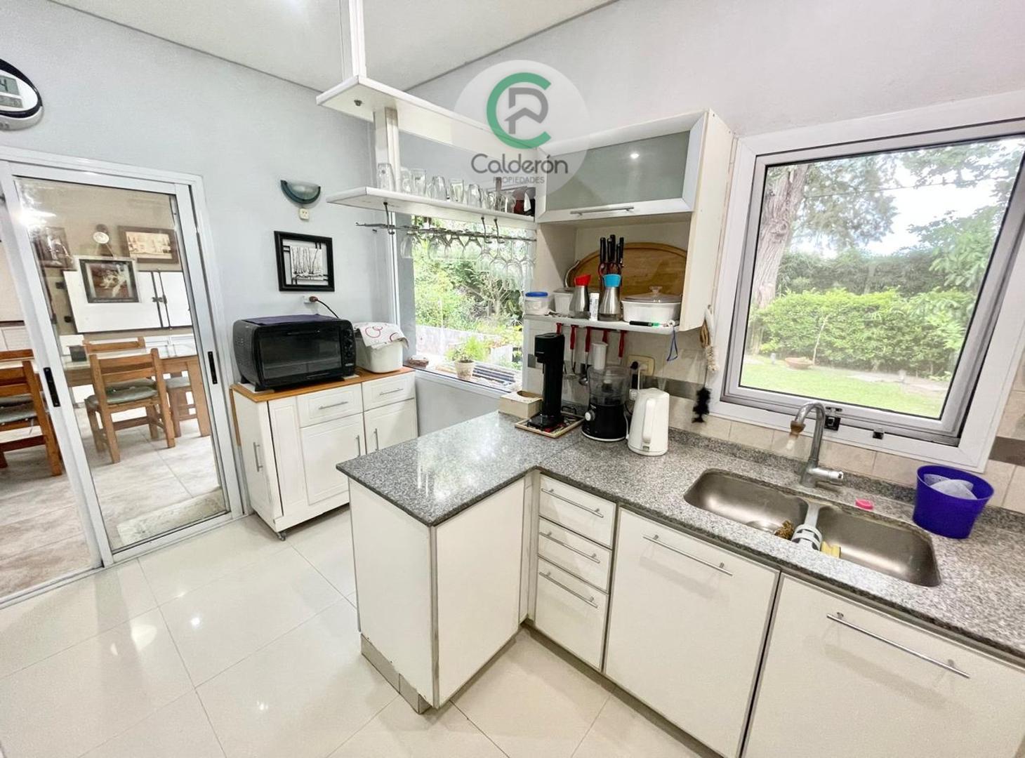 Casa 4 ambientes con 2 baños