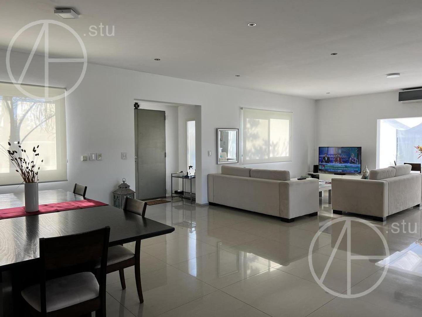 Casa 4 ambientes con 4 baños