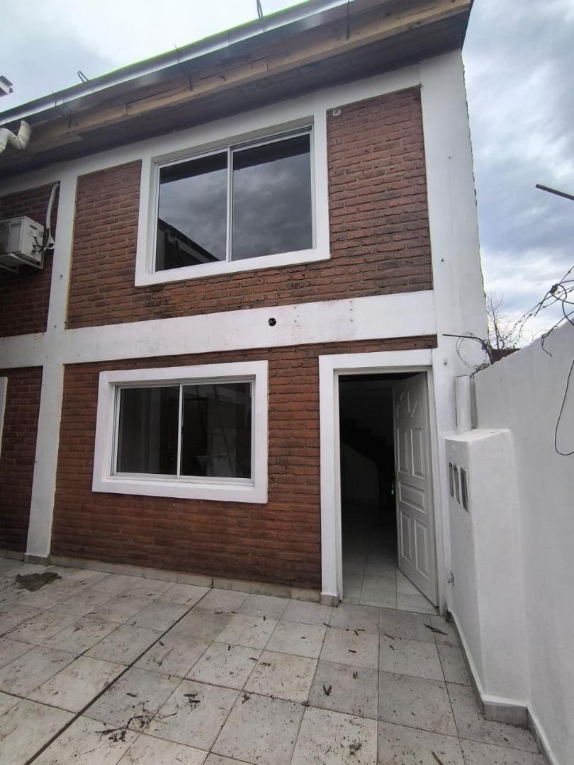 CÓMODO DÚPLEX DE 1 DORMITORIO CON PEQUEÑO PATIO Y PARRILLA