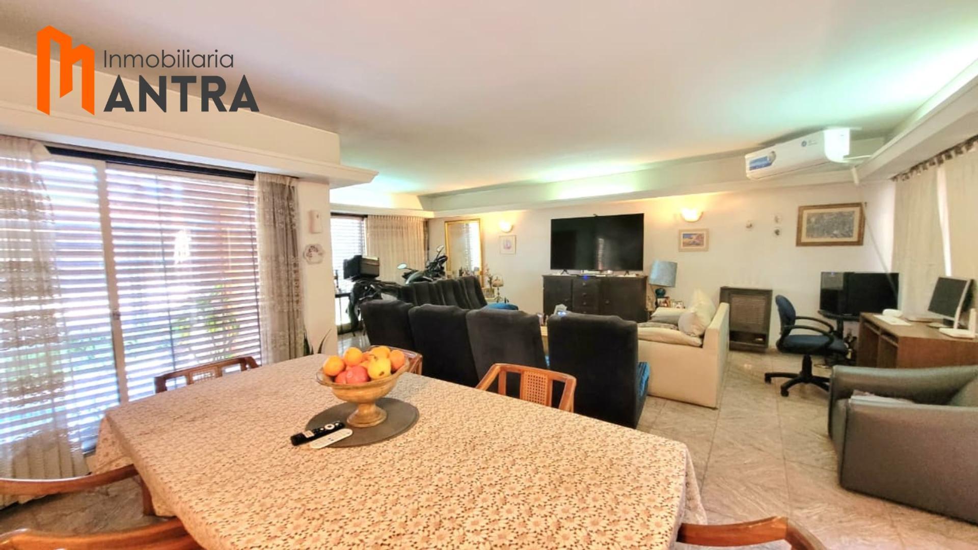 Casa en Venta con 3 cocheras