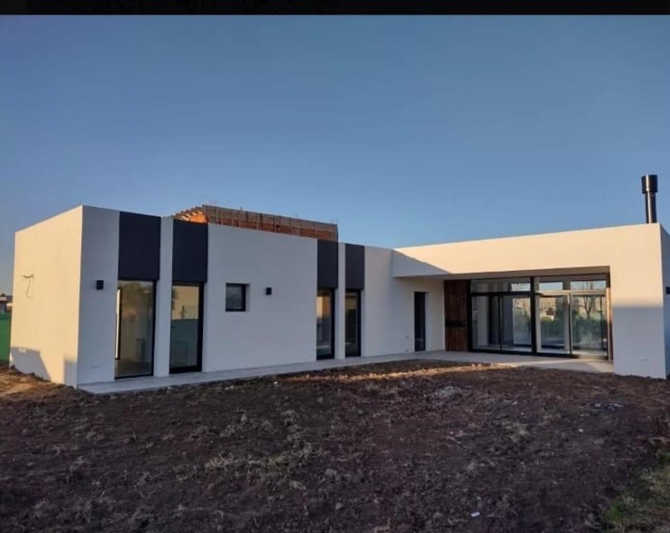 Casa en Alquiler con 2 cocheras