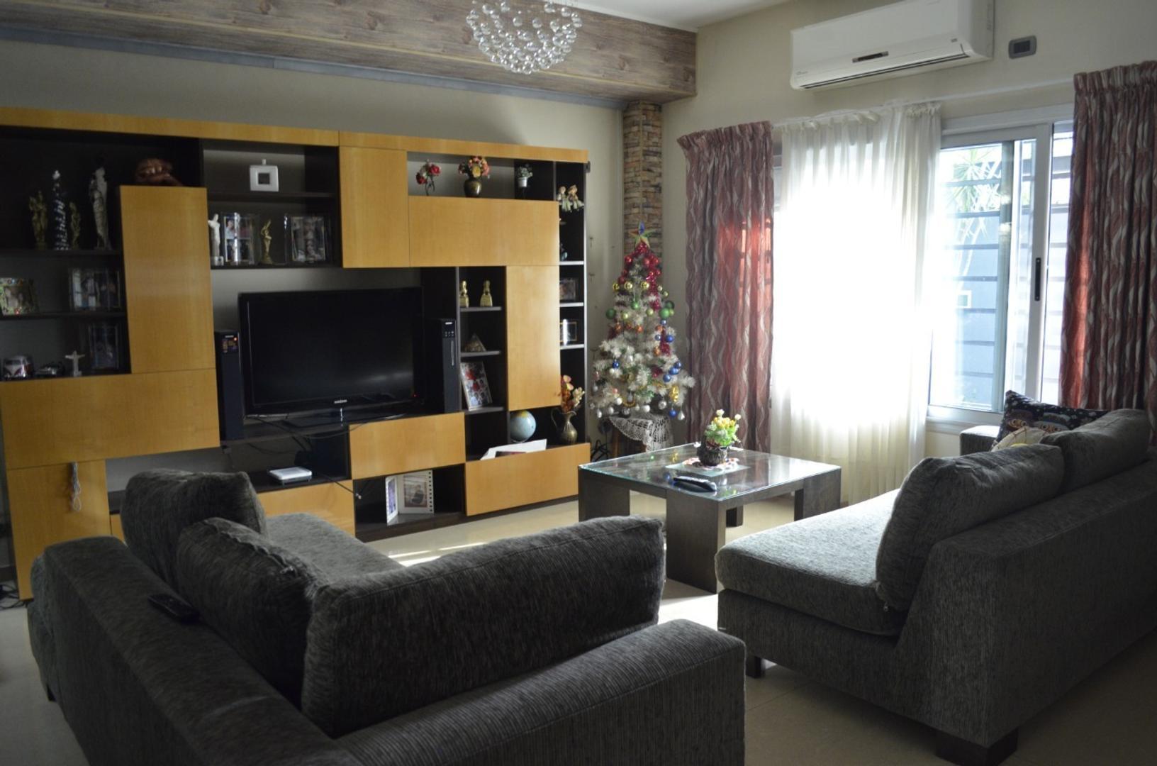 Hermosa casa de categoría 5 amb. Centro de Ituz. Sur