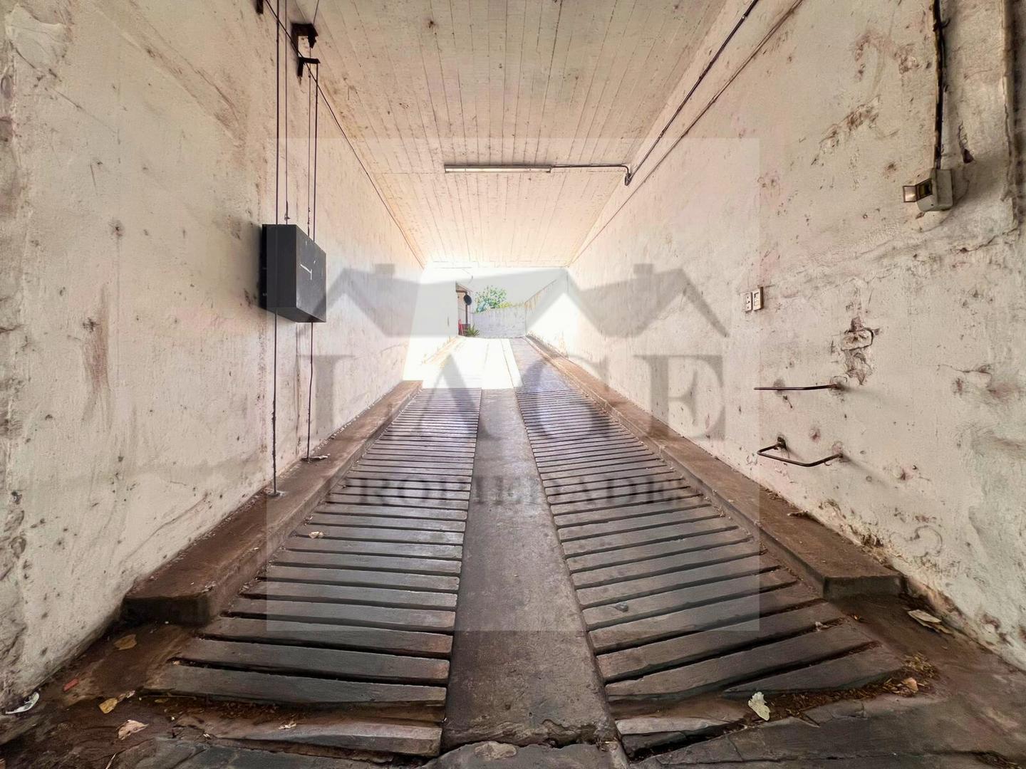 COCHERA AUTO GRANDE O CAMIONETA 1ER PISO X RAMPA