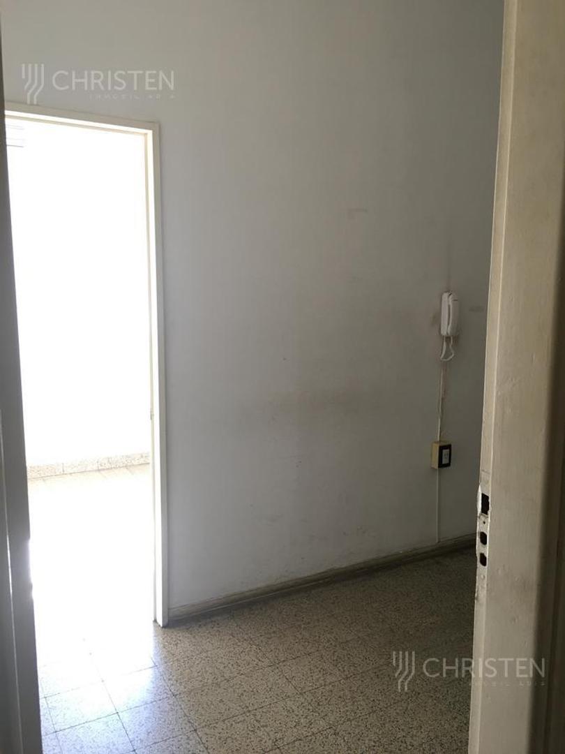 Oficina 9 ambientes con 2 baños