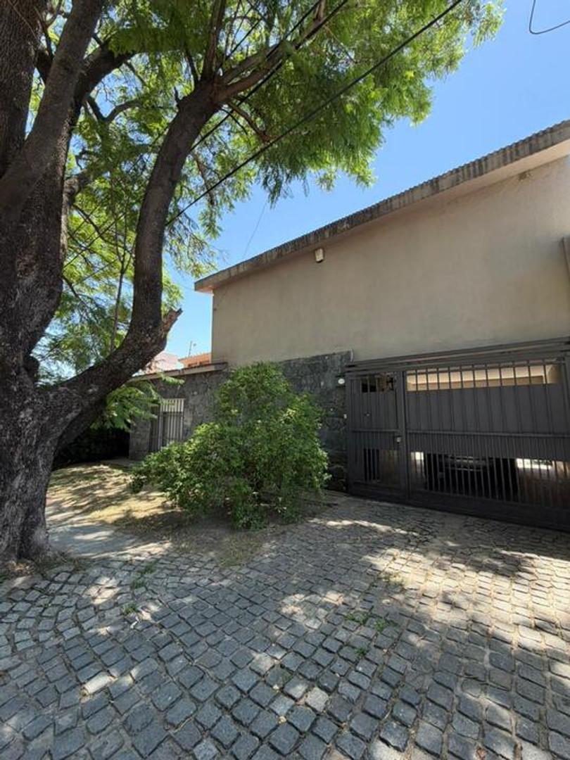 Venta de Casa en Parque Velez Sarsfield 4 dormitorios. Apto Credito