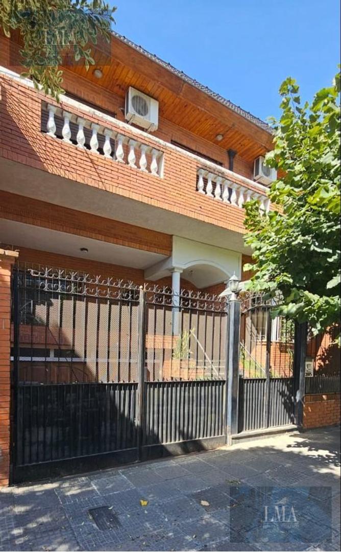 Casa en Venta 7 Ambientes con Jardín, Terraza y 2 Cocheras en Lote Propio – Villa Devoto.