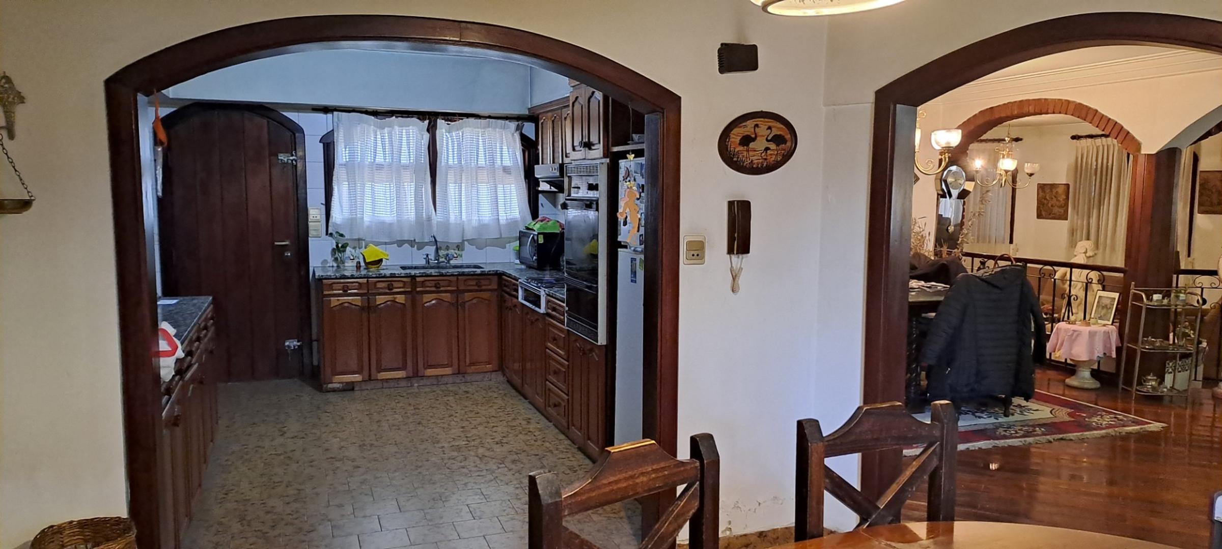 Casa en Venta con 2 cocheras