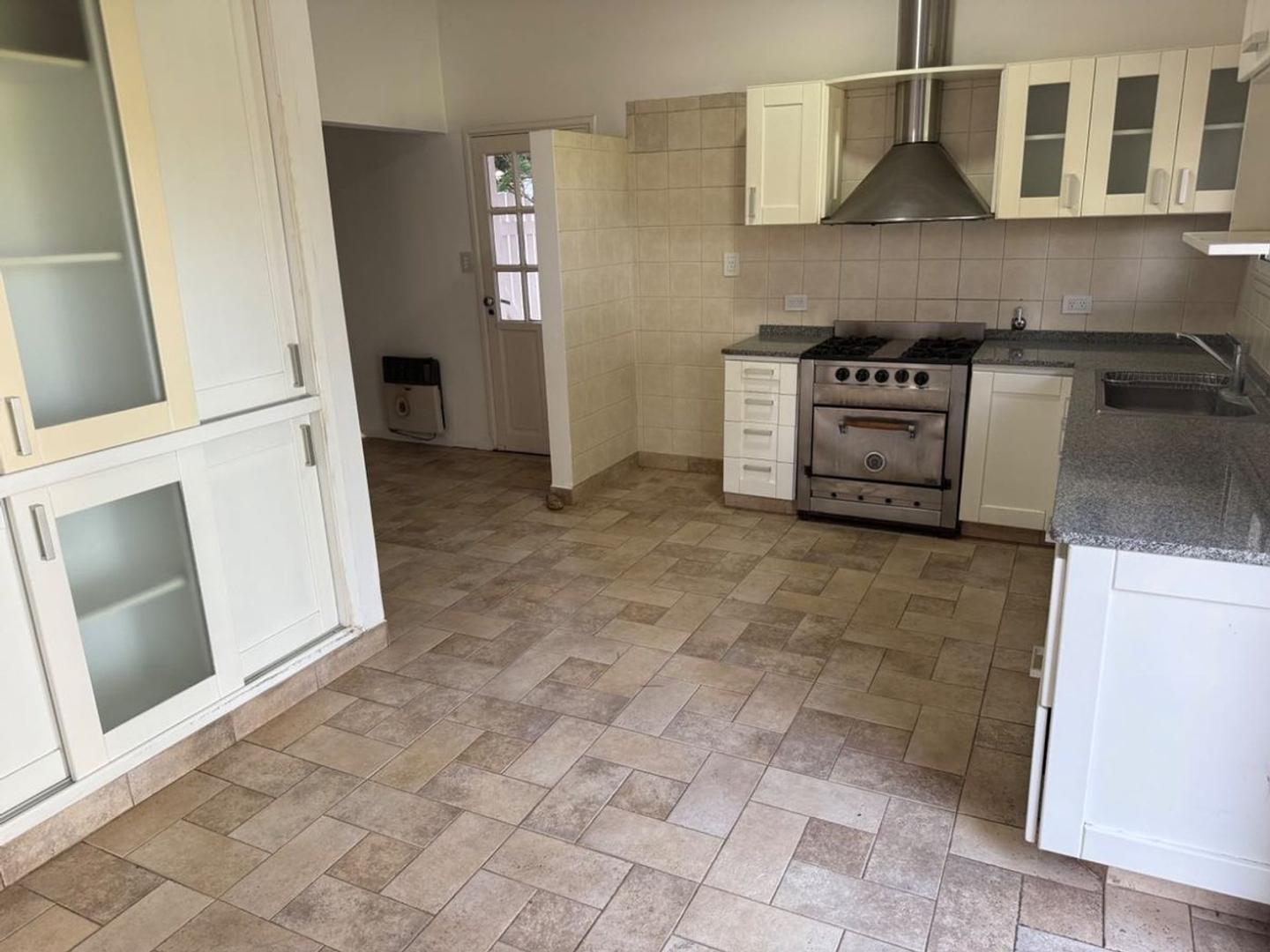 Casa en Venta con 3 cocheras