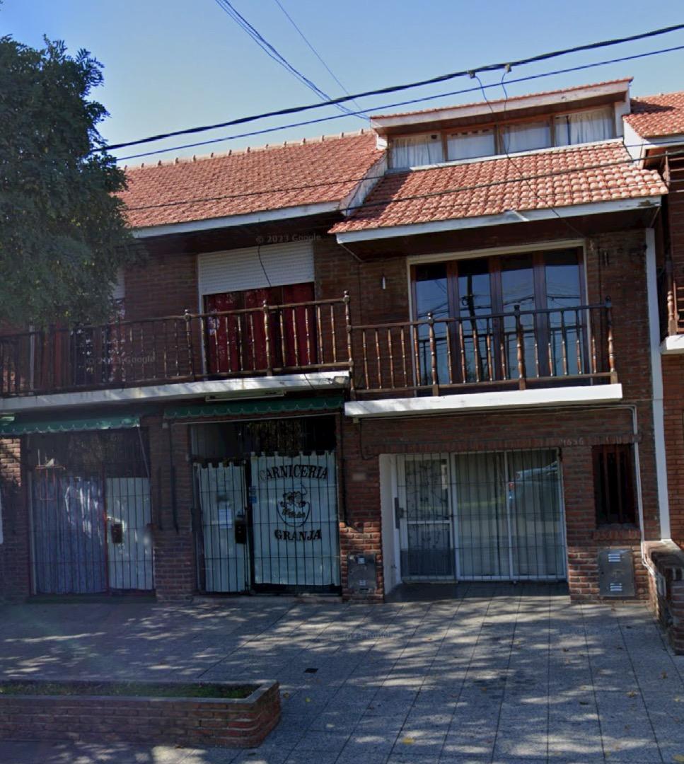 Casa en planta alta con locales en pleno barrio San Carlos
