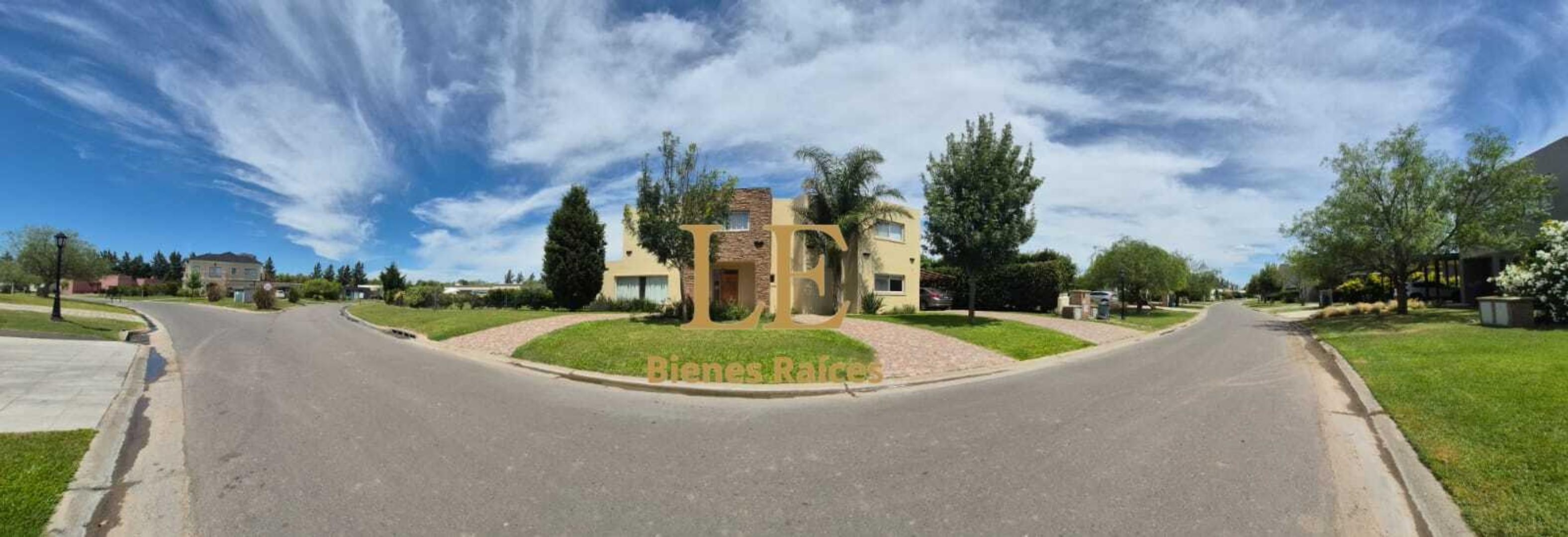 Casa en Venta con 4 cocheras