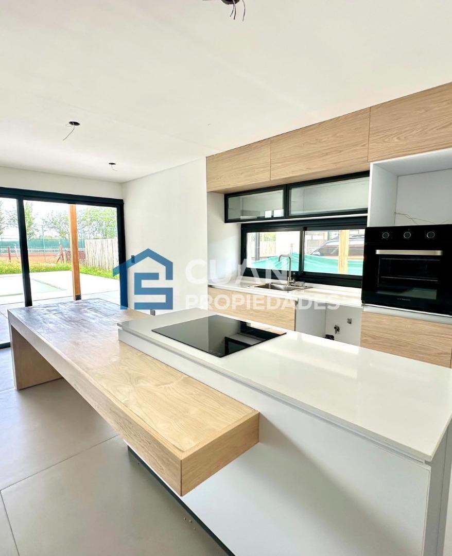 Casa 4 ambientes con 3 baños