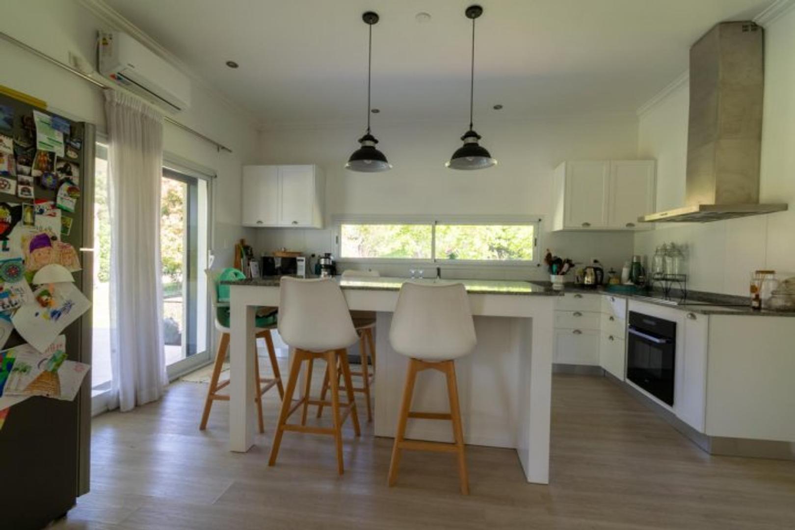 Los Robles, Carlos Keen