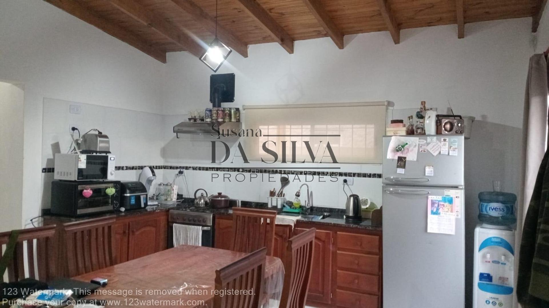 Casa con fondo y pileta VENDE o PERMUTA por Depto.en M.Paz