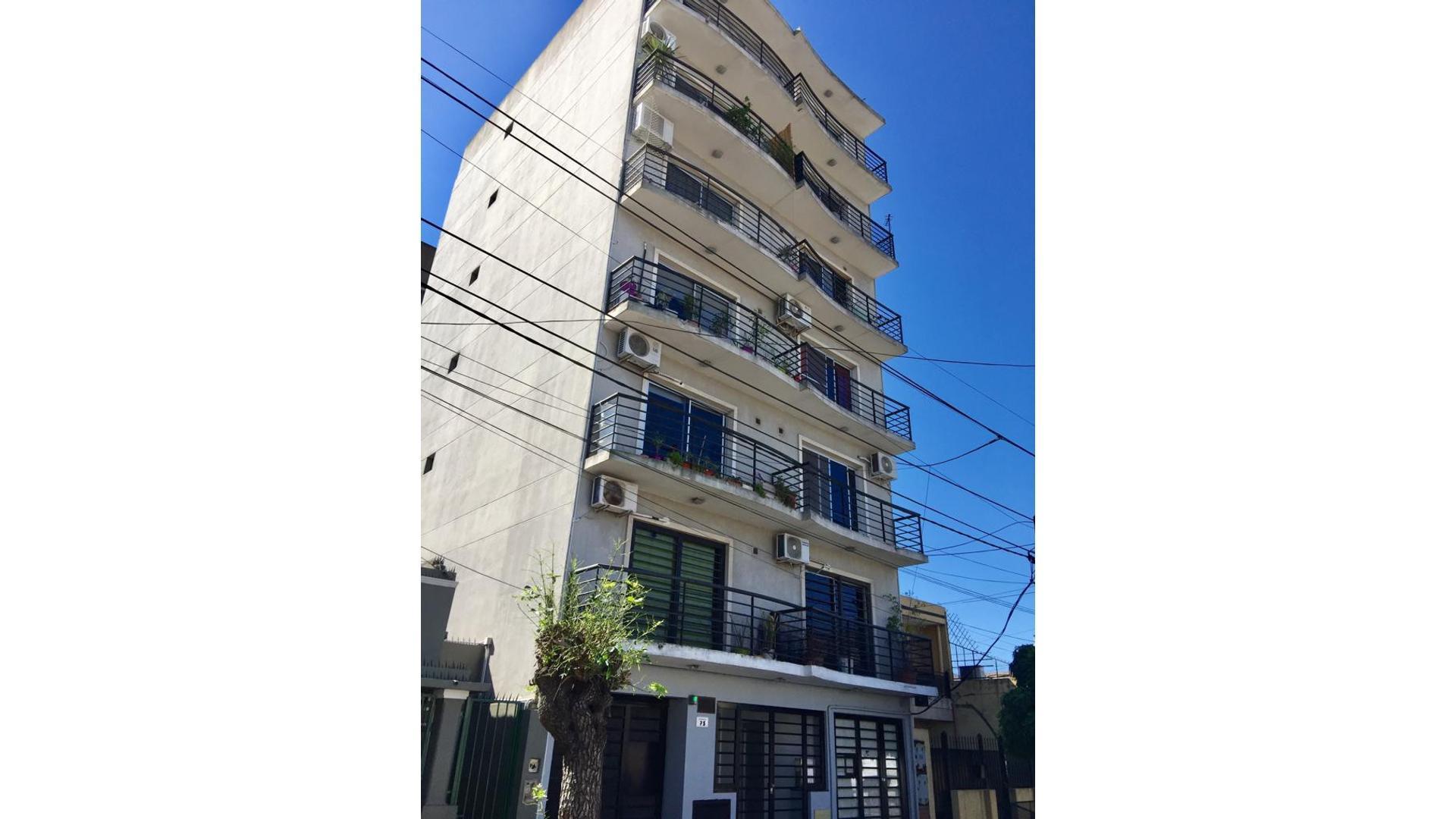 Hermoso 2 ambientes al frente con balcón y cochera doble a m