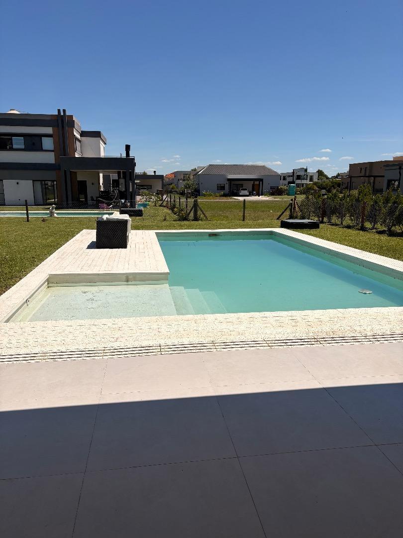 Casa en Alquiler con 4 cocheras