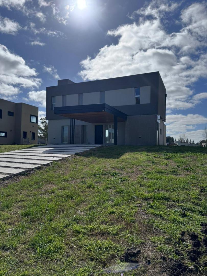 Casa en venta de tres dormitorios, Área 60 Brandsen