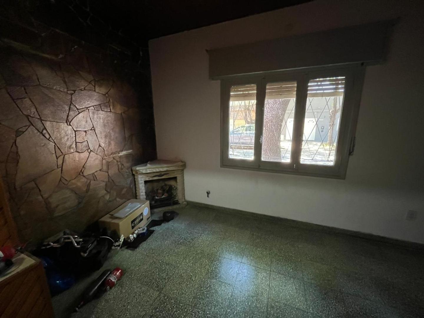 Alquiiler de Casa Restaurada de Dos Dormitorios con Jardín y Cochera.