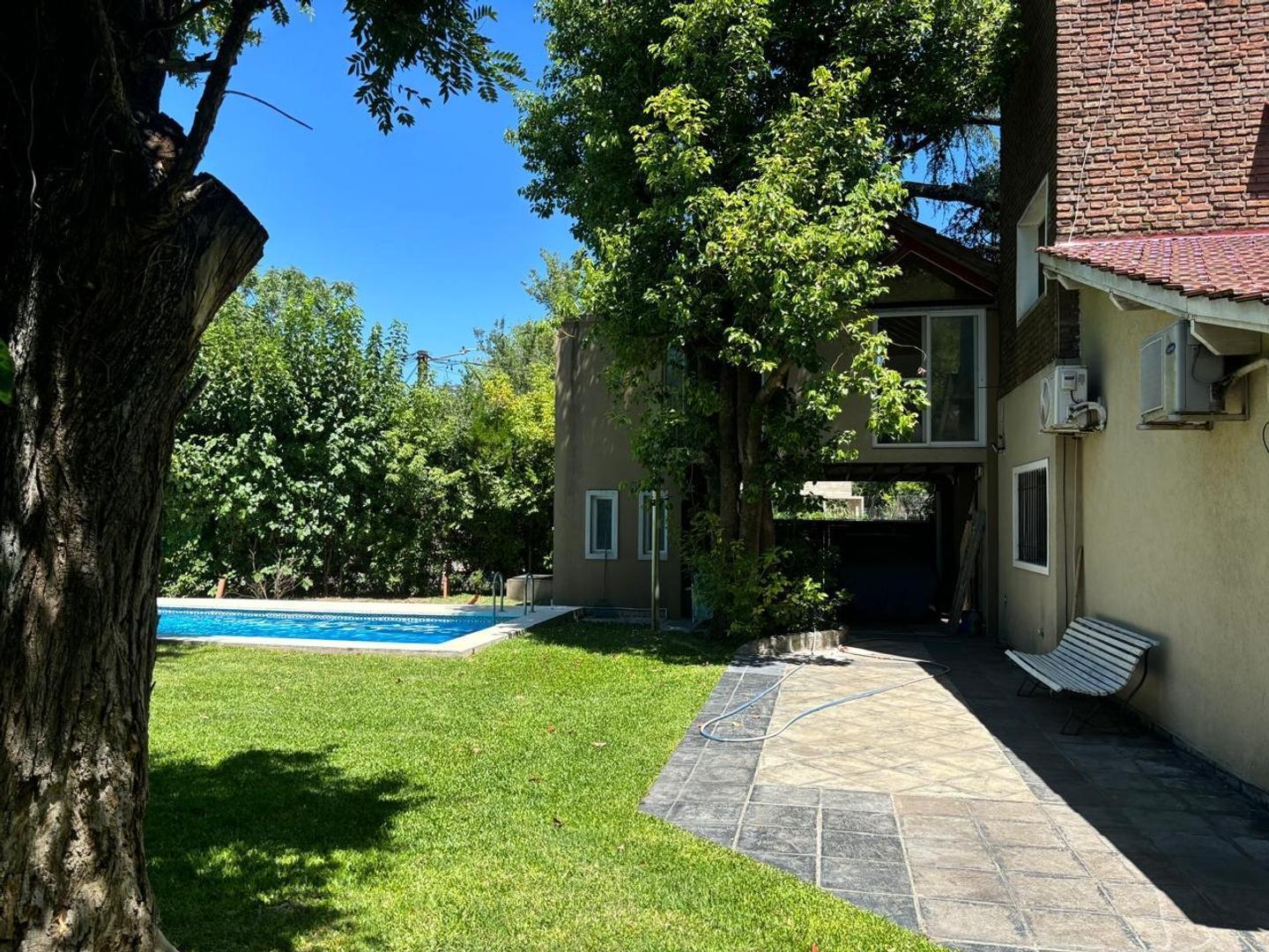 Casa en Venta con 2 cocheras