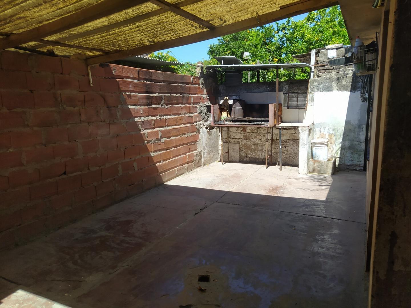 Casa de Frente, lamadrid 1800. 3 Dormitorios!