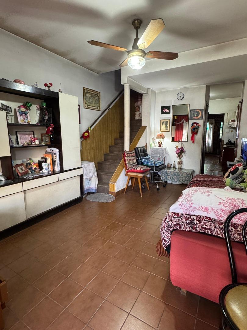 DUPLEX 3 AMBIENTES CON COCHERA Y AMPLIO JARDÍN EN VENTA