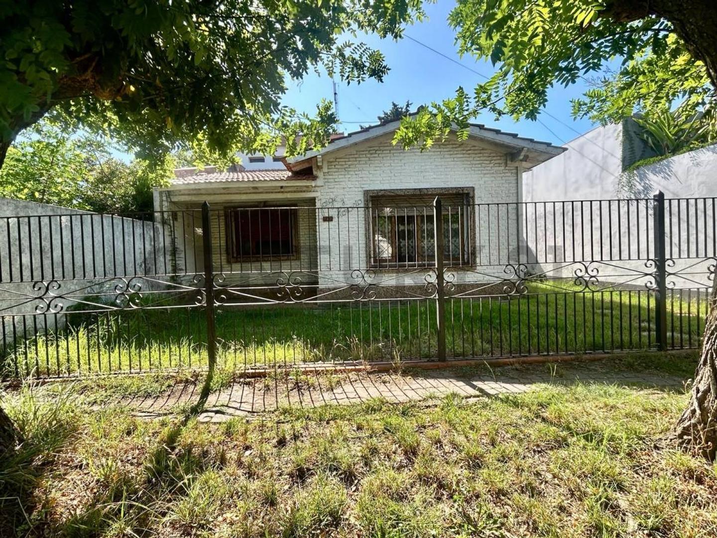 Calle 461 E entre 13 c y 14 City bell - La plata | VENTA DE CASA A RECICLAR