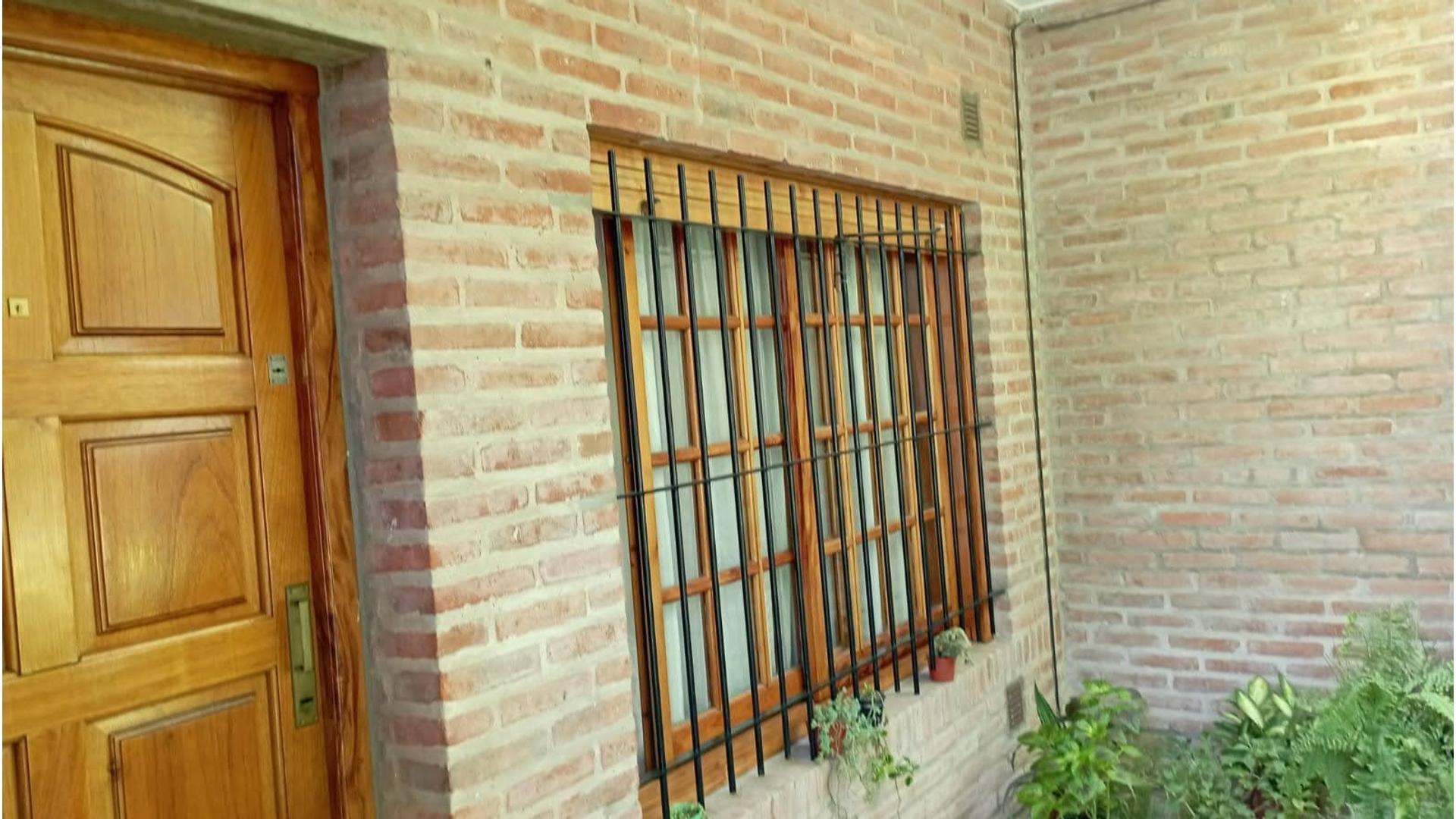 VENTA DE CASA DOS AMB EN BARRIO SUHR HOREIS