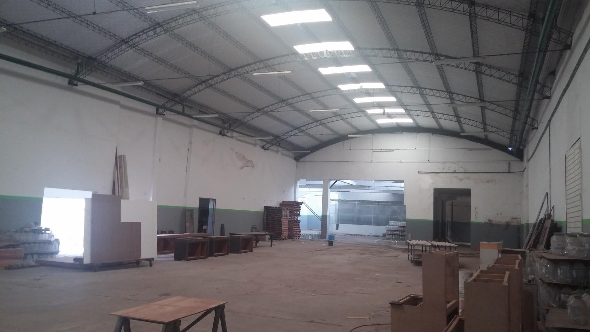 EXCELENTE NAVE INDUSTRIAL REFACCIONADA! Muy buena ubicación.