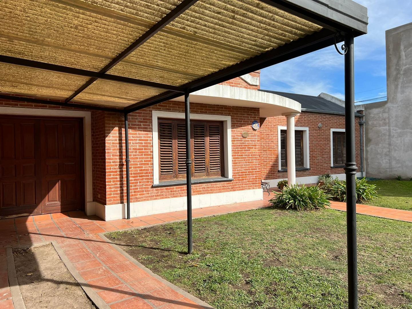 Casa en Venta con 3 cocheras