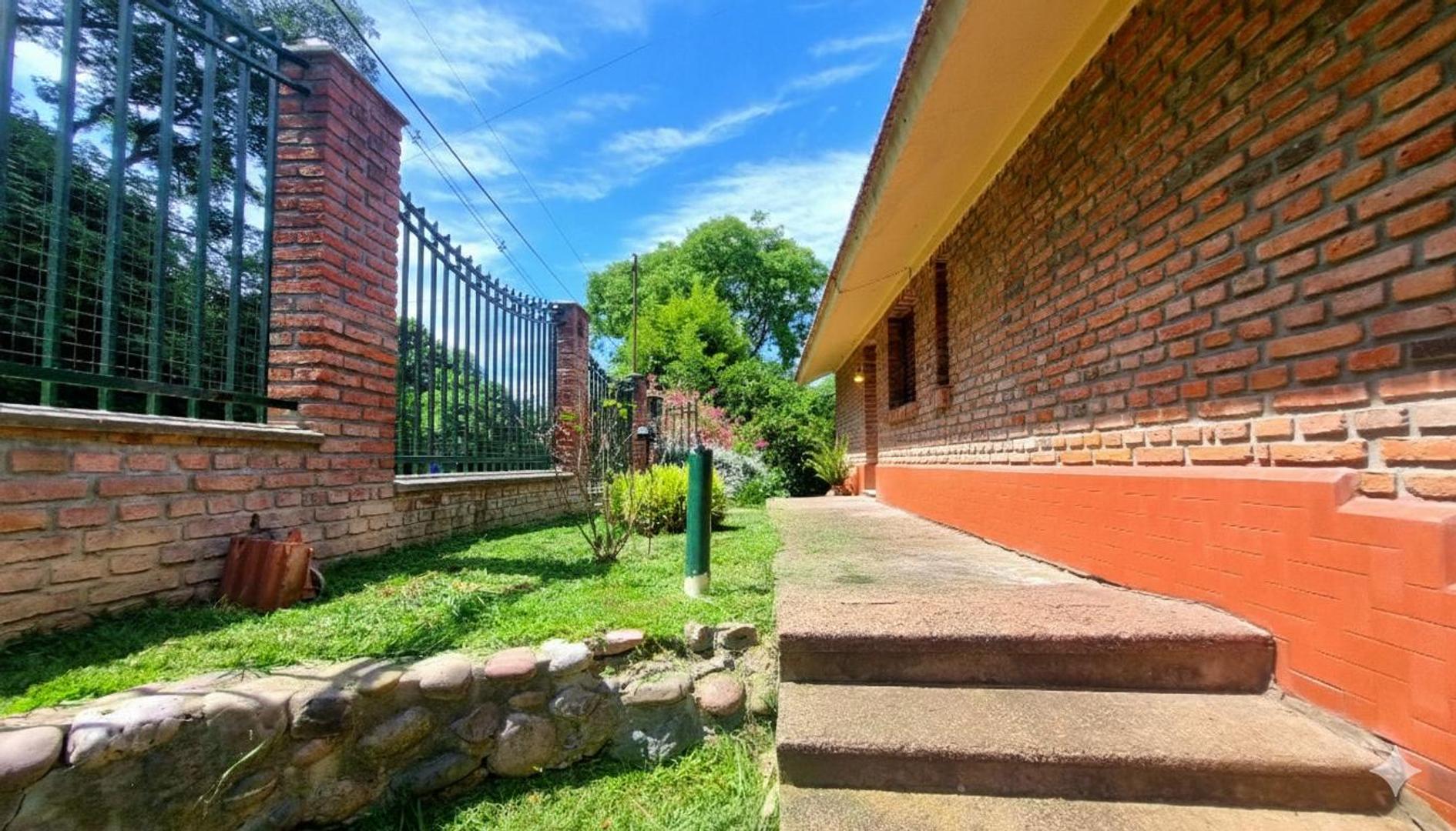 Casa 8 ambientes con 2 baños