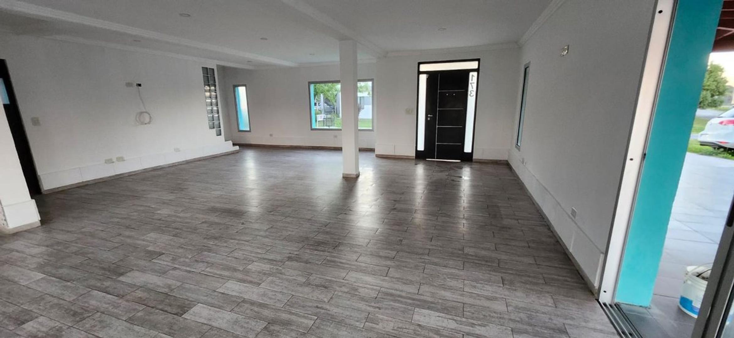 Gran Casa en Venta  4amb - B. Laguna Azul