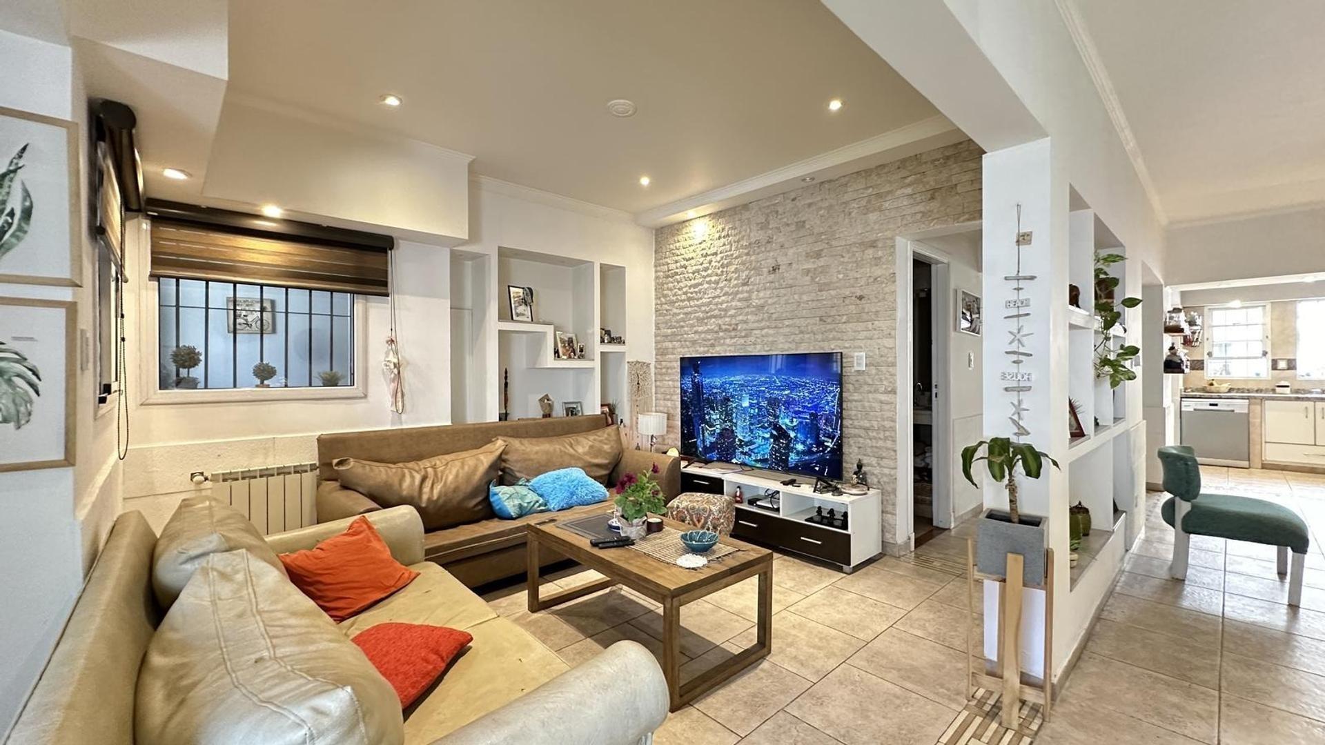 Casa 4 ambientes con 2 baños