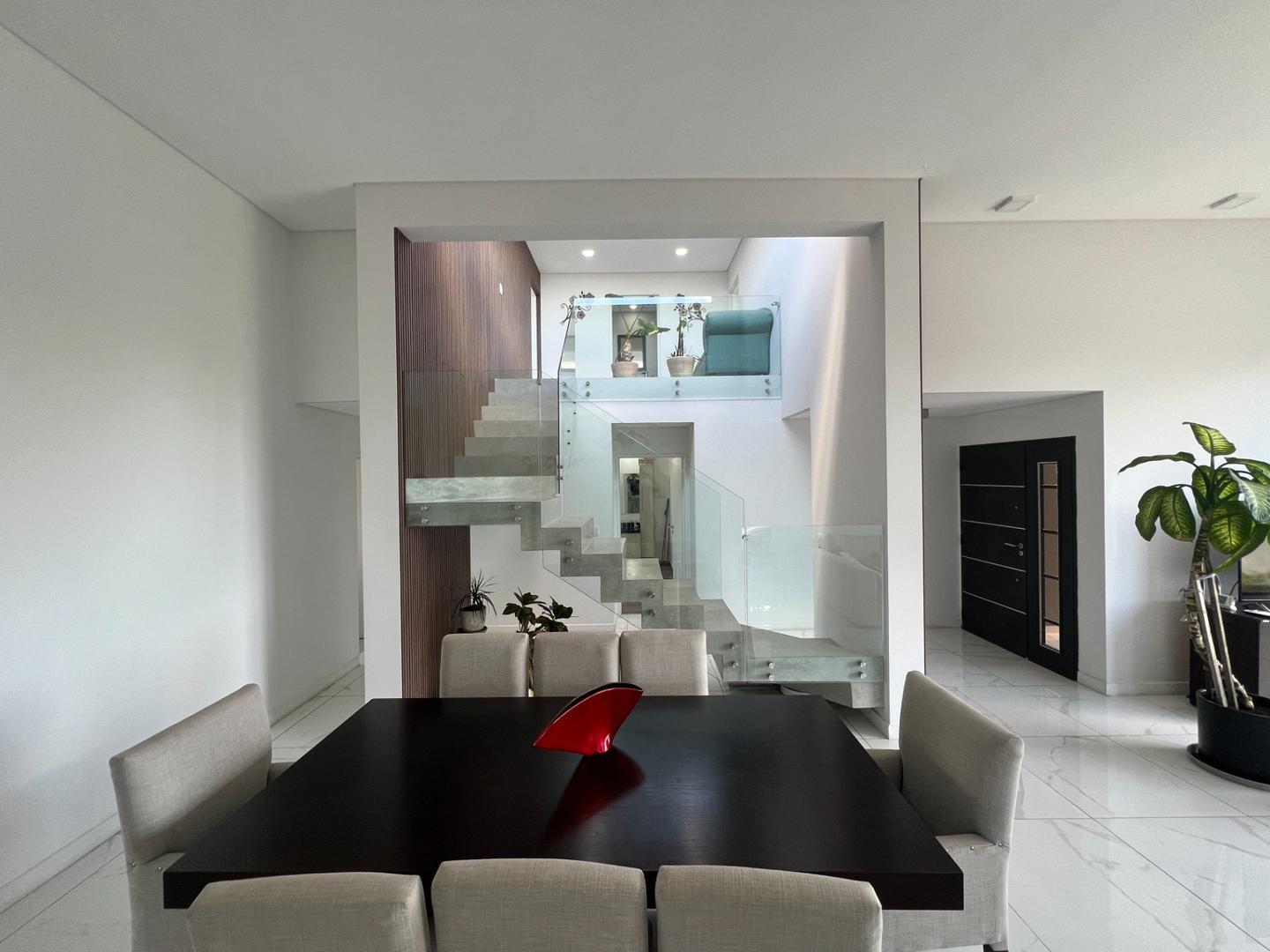 Casa 5 ambientes con 4 baños