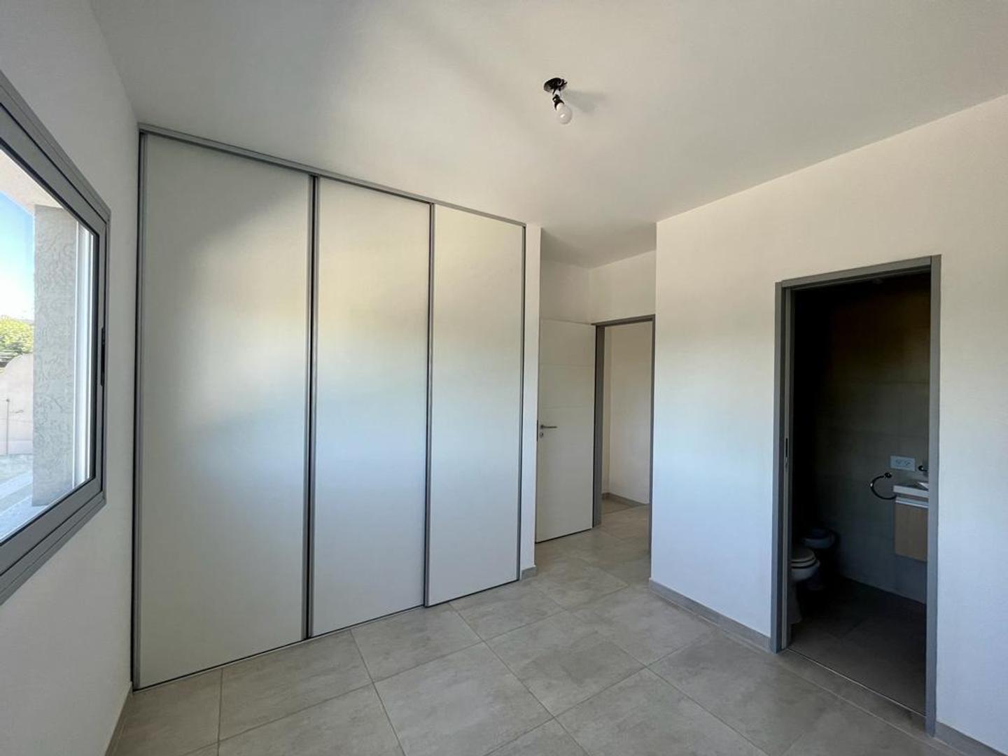 Casa 2 ambientes con 2 baños