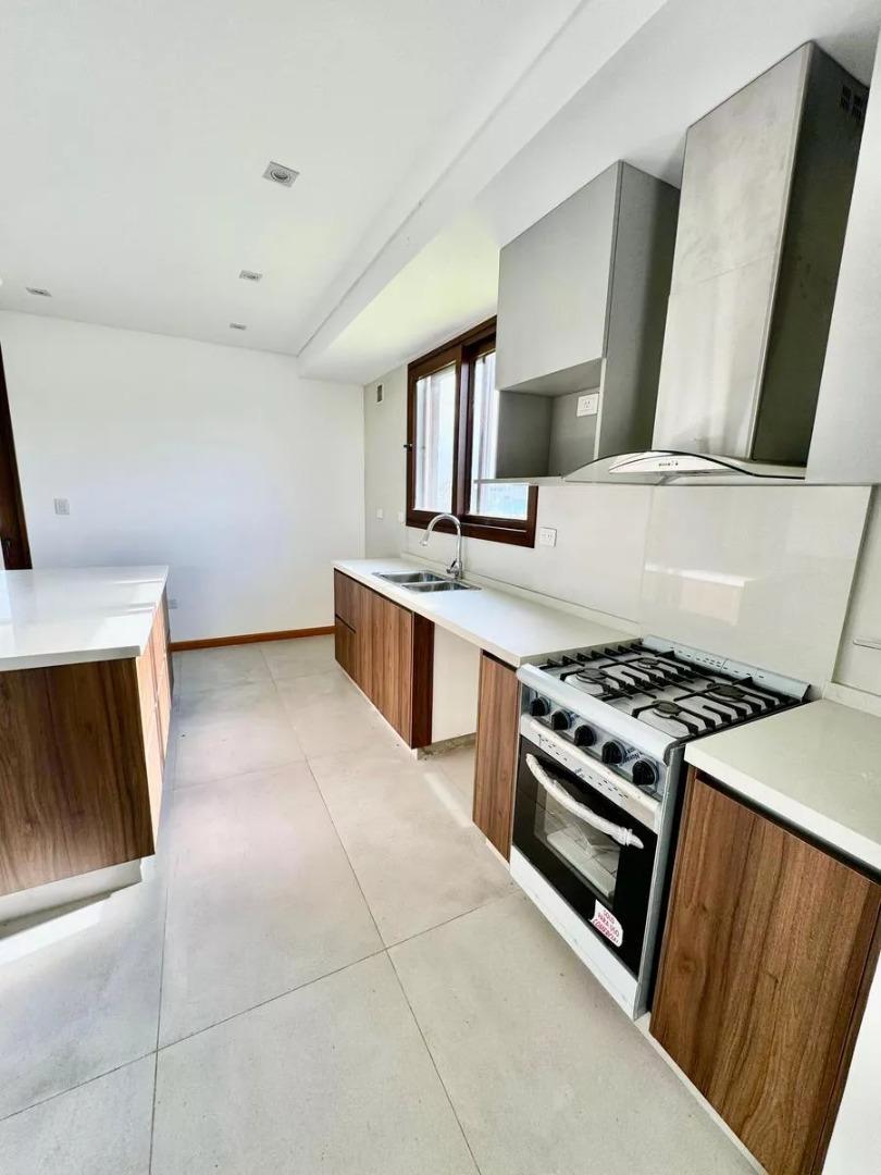 Casa 4 ambientes con 3 baños