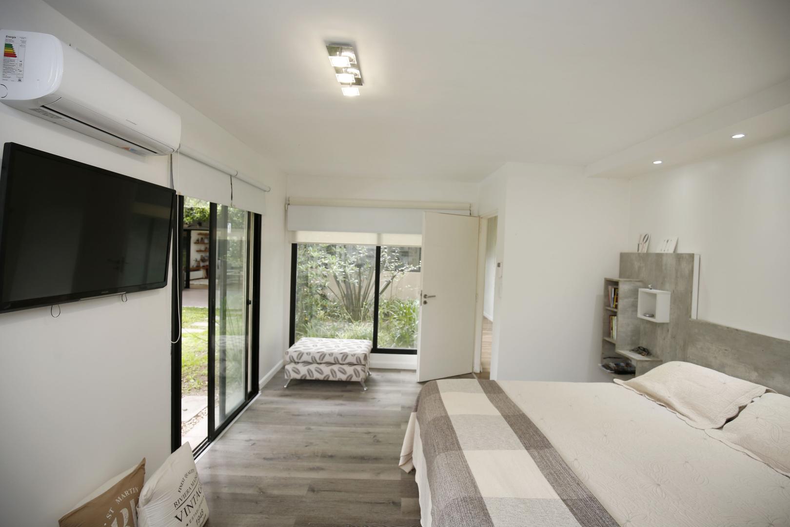 Casa en venta en City Bell de 2 dormitorios con parque, pileta y Departamento in