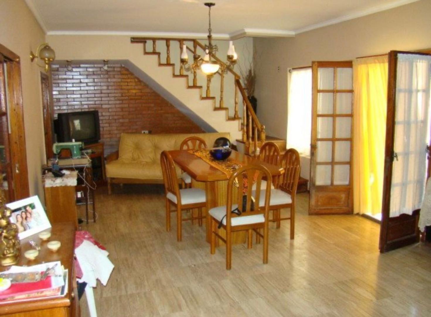 Casa 4 ambientes con 2 baños