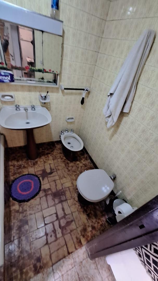 VENTA CASA VILLA LYNCH CUATRO AMBIENTES TRES COCHERAS