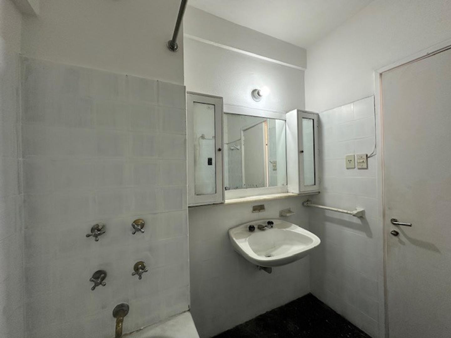 Avenida Angel Torcuato De Alvear 400