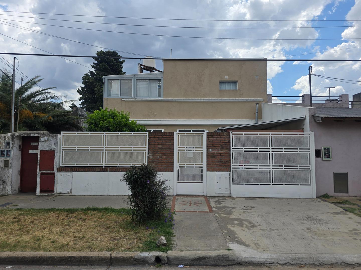 PH al frente con patio, jardín y cochera tipo casa