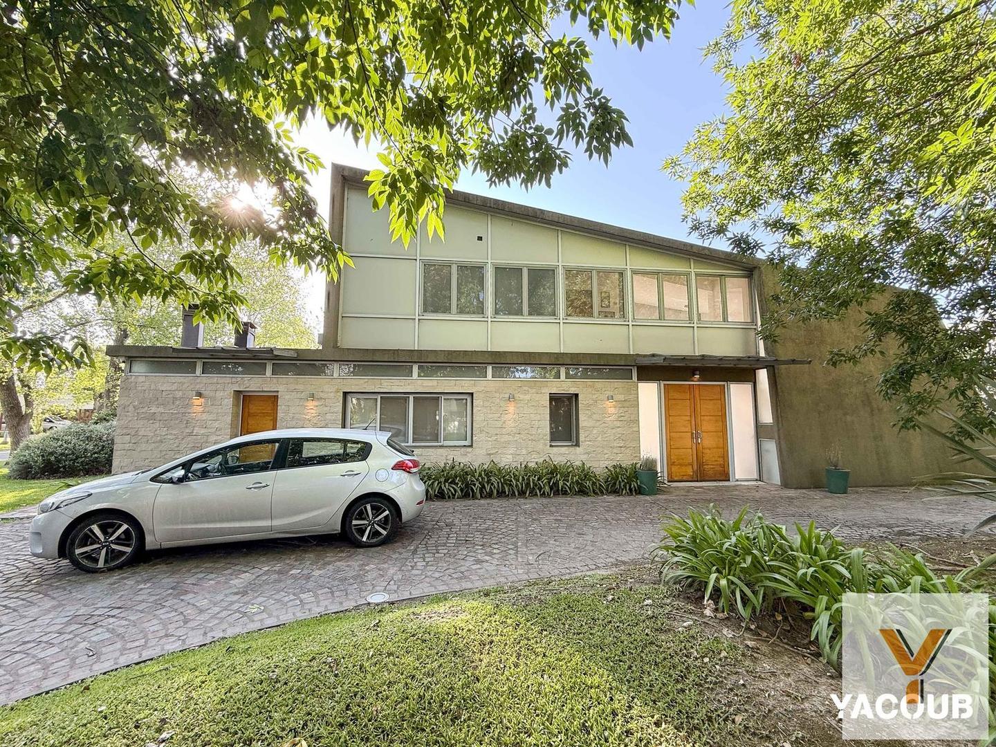 Casa en venta - 4 Dormitorios 4 Baños - 1.400Mts2 - La Plata- Gran Bell.