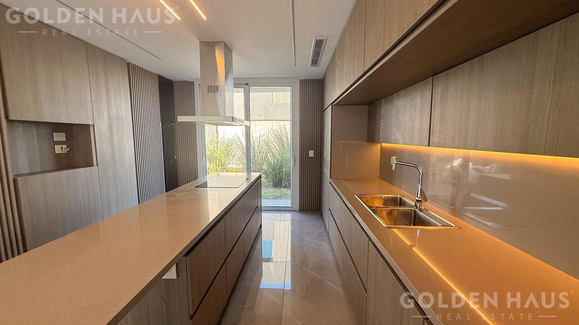 Casa en Venta con 6 cocheras