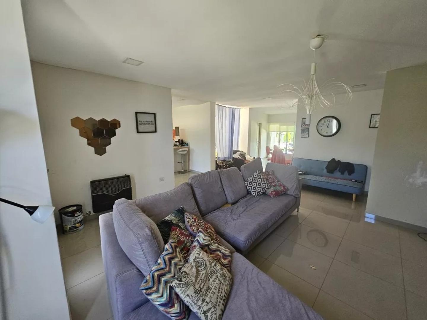 Casa 4 ambientes con 2 baños